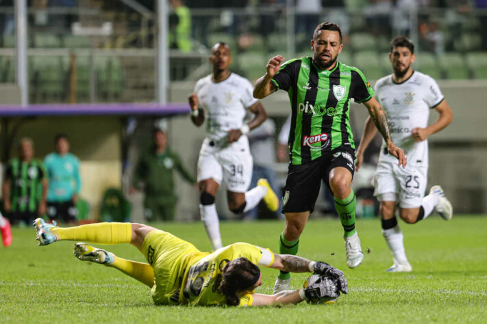 Com time misto, o Corinthians visitou o América-MG, na Arena Independência, e saiu derrotado por 1 a 0, em jogo válido pela 27ª rodada do Brasileirão. Confira as análises do desempenho individual dos personagens da partida e as notas! (Por: Rafael Oliva)