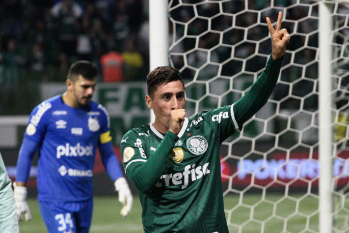 O Palmeiras mostrou, mais uma vez, o motivo de ser o líder isolado do Brasileirão. O time comandado por Abel Ferreira venceu o Santos por 1 a 0, no Allianz Parque, mesmo com um jogador a menos - Danilo foi expulso aos 14 minutos do segundo tempo. Merentiel marcou o gol da vitória do time alviverde, que foi a 57 pontos. O Peixe está no meio da tabela, com 34 pontos. Veja as notas (por Rafaela Cardoso)