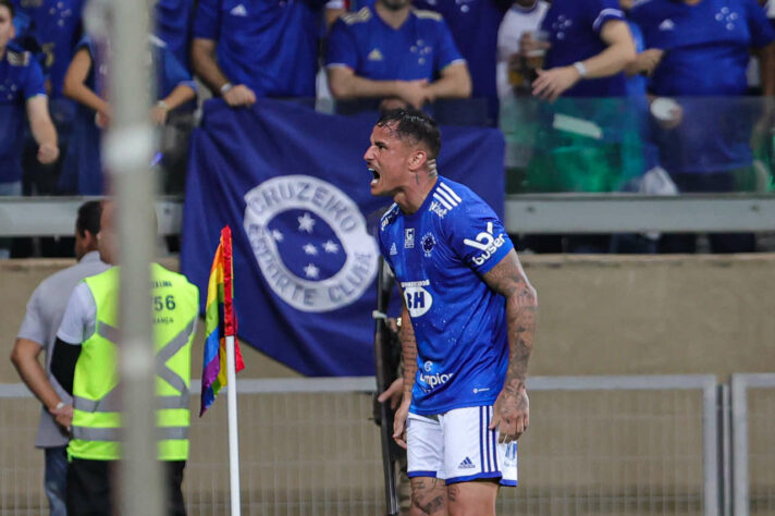 ESQUENTOU - Artilheiro do Cruzeiro no ano, com 22 gols marcados, o atacante Edu não tem permanência garantida no clube celeste. Na festa do título da Raposa, no último domingo, o centroavante revelou que seu futuro está indefinido: "Estou aqui para cumprir ordens. Se for para ficar, vou dar meu máximo, e se for para ir embora, deixei meu nome gravado na história do clube".