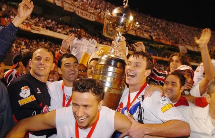O Tricolor voltou a conquistar a Libertadores em 2005. Em um ano inesquecível, o clube faturou a taça após vencer o Atlético-PR por 4 a 0 no Morumbi.