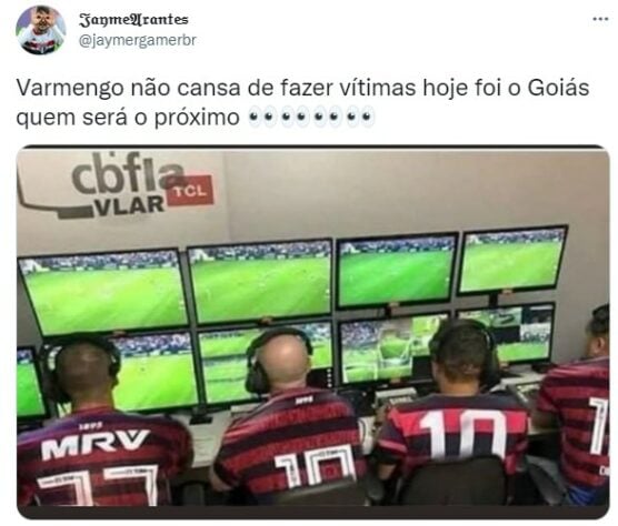Torcedores ironizam decisão da arbitragem em gol de empate do Flamengo contra o Goiás.