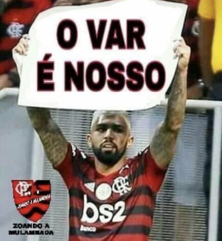 Torcedores ironizam decisão da arbitragem em gol de empate do Flamengo contra o Goiás.