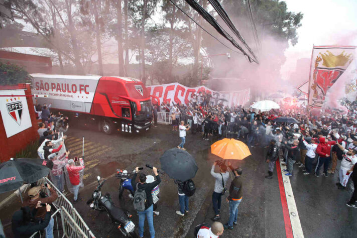 Cerca de 1 mil são-paulinos compareceram na manhã desta quarta-feira ao CT da Barra Funda para se despedir da equipe, que fez o último treino antes de viajar à Argentina para a final da Copa Sul-Americana contra o Independente del Valle. Confira as fotos (por Rafael Ribeiro)