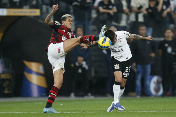 Corinthians 0 x 0 Flamengo - O jogo de ida da decisão foi bastante truncado, embora o Flamengo tenha levado vantagem em boa parte da partida. Teve bola na trave de David Luiz e grande chance de Gabigol, mas, no fim, a decisão ficou para a volta. 