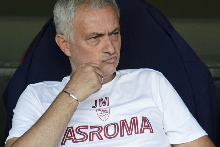 ESQUENTOU - O técnico José Mourinho deve permanecer na Roma. Segundo o jornal italiano "Corriere dello Sport", o português tomou a decisão de seguir nos Giallorossi até o fim de seu contrato, que vai até 2024.