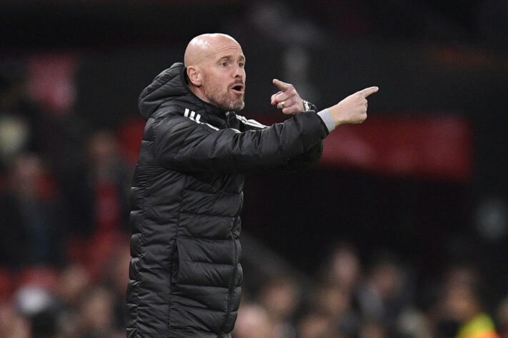 ESQUENTOU - O Manchester United busca fazer uma reformulação no elenco, liderado pelo treinador holandês Erik Ten Hag. Segundo o jornal inglês "The Telegraph", o técnico estaria atrás da contratação de um meia e um atacante de elite para a temporada que vem, caso se classifique para a Champions League. Para isso, os Red Devils teriam que juntar mais dinheiro e vender alguns jogadores considerados importantes em seu elenco. Na lista de possíveis saídas do clube estão nomes como Wan Bissaka, o brasileiro Fred, Van De Beek e Harry Maguire.