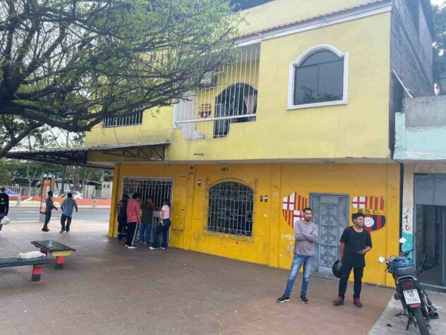 Muitas das casas e prédios no entorno do Monumental têm as cores do time da casa.