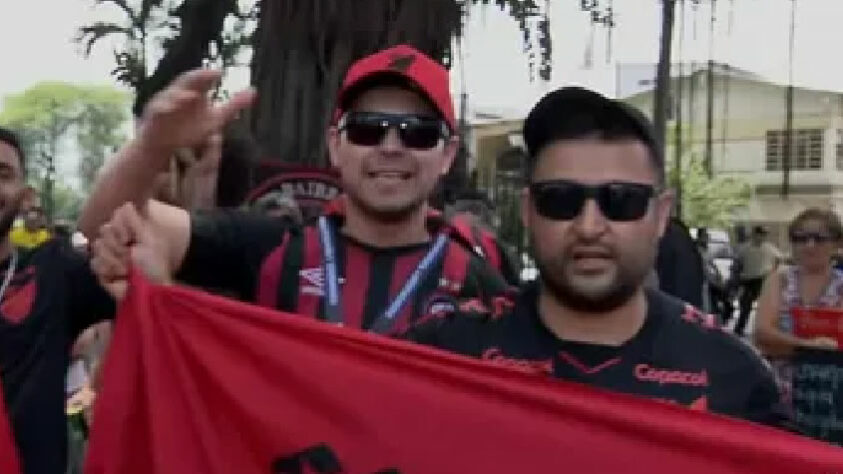 Torcida do Athletico-PR marca presença para acompanhar a decisão da Libertadores.