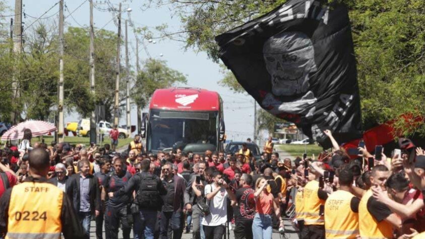 Torcida do Athletico recepcionando ônibus da equipe