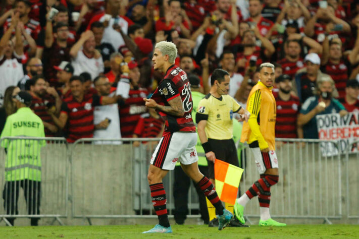 QUEIXADA! - Ainda na primeira etapa, Pedro anotou o dele e colocou o Maracanã em festa com o empate.