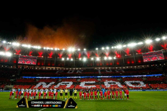 FESTA LINDA DA NAÇÃO - Para receber o Flamengo no último jogo no Rio de Janeiro antes da decisão, sua apaixonada torcida levantou um mosaica com a frase "Por tua nação".