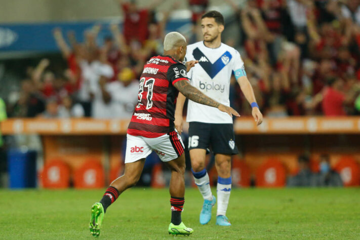 CHECK-IN EM GUAYAQUIL - Marinho, após receber passe na entrada da área, anotou o segundo do Flamengo e finalizou a campanha antes do time ir para a grande final.