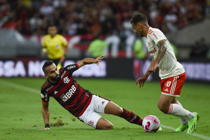 INTERNACIONAL - Sobe: O goleiro Keiller fez a diferença em partidaça e segurou o empate para o Colorado no Maracanã  - Desce: A zaga do Inter não conseguiu conter os avanços do Flamengo e foi facilmente dominada. Se não fosse seu arqueiro, seria derrotado com tranquilidade. 