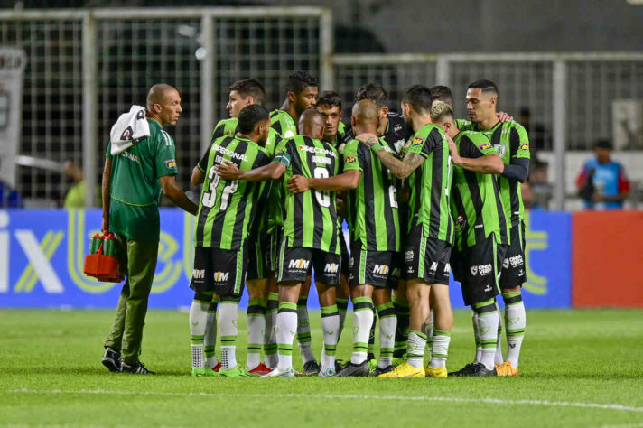 Falando em penalidades, o América-MG, estreante na competição, teve sorte diferente do tricolor e avançou à fase de grupos superando Guaraní-PAR e Barcelona-EQU, ambos em disputas de penais.