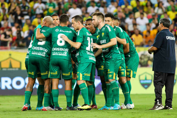 CUIABÁ - SOBE: Em noite de poucos destaques do Dourado, Rafael Gava marcou o único gol do time na partida. | DESCE: O lateral-esquerdo Osorio cometeu pênalti infantil em Marinho e comprometeu a partida da equipe.