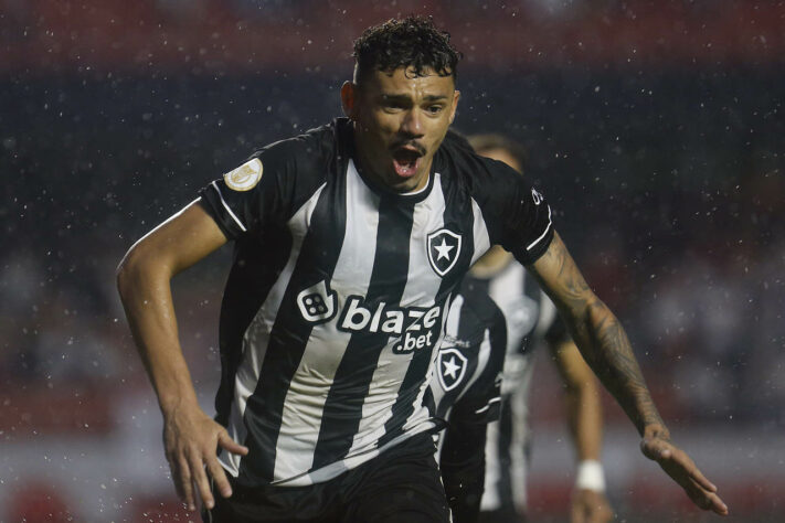 10º lugar: BOTAFOGO (43 pontos) - 32 jogos - Libertadores: 3.1% / Sul-Americana: 82.6% / Rebaixamento: 0.003%