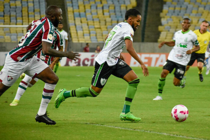 O Fluminense fez um péssimo primeiro tempo e foi derrotado pelo América-MG por 2 a 0, no Maracanã. Juninho e Matheusinho marcaram os gols do Coelho. Com o revés, o Tricolor deixou o G4 do Brasileirão, enquanto a equipe mineira seguiu no G8. Confira as notas dos jogadores do time carioca. (Por: Felipe Melo)