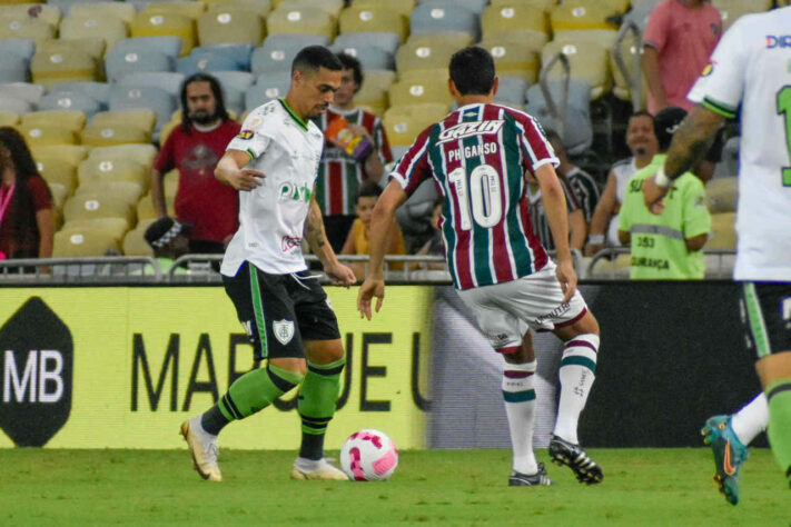 América-MG - Sobe: Everaldo deitou e rolou com muito espaço nas costas de Caio Paulista no primeiro tempo. / Desce: O sistema defensivo deixou Cano livre em alguns momentos, mas deu sorte que quando o atacante marcou, estava em impedimento. 