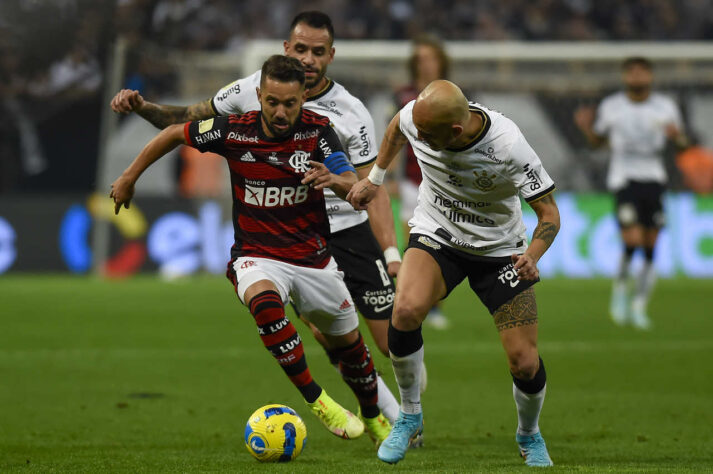 Quarta-feira de decisão! Flamengo e Corinthians duelam para ver quem leva a Copa do Brasil, no Maracanã, após empate por 0 a 0 no primeiro jogo. Esta é a nona vez que os clubes se encontram em um mata-mata (contando cruzamentos com uma ou duas partidas). Na lista a seguir, vamos relembrar todos os embates anteriores, do mais antigo para o mais recente. Tem jogos de Libertadores, Brasileirão e até partida valendo taça! Quem será que leva vantagem? Confira: