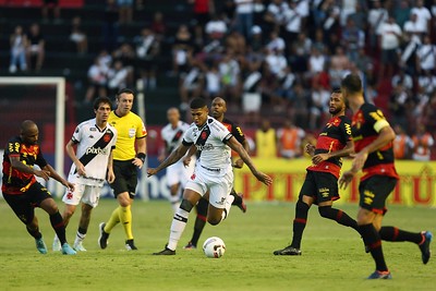 Com polêmica e confusão, o Vasco arrancou um resultado importante na Ilha do Retiro. Neste domingo, o Cruz-Maltino empatou com o Sport por 1 a 1, pela 35ª rodada do Brasileirão. Labandeira abriu o placar para o Leão, enquanto Raniel, de pênalti, fez para o Cruz-Maltino no fim da partida; veja as notas. 