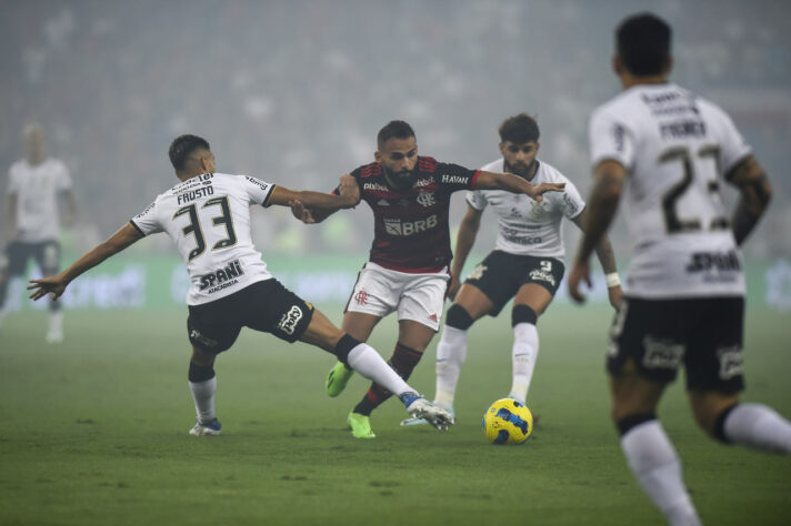 O Corinthians foi eliminado nas quartas de final da Libertadores após duas derrotas para o Flamengo. A equipe carioca venceu por 2 a 0 na Neo Química Arena e por 1 a 0 no Maracanã.