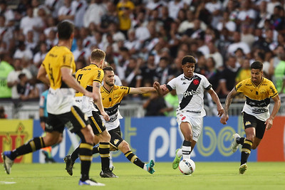 MARCAÇÃO - Lutando pelo acesso, o Criciúma conseguiu reduzir os espaços do Vasco e pouco sofreu com os ataques da equipe Cruz-Maltina | RETRANCA - Em alguns momentos, o Tigre ficou recuado e deu espaços para o Vasco criar e virar a partida. 