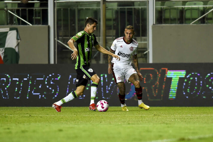 REAÇÃO - Logo depois de sofrer o gol, a equipe do América-MG não se amedrontou e fez logo o gol de empate. Além disso, a marcação foi um ponto forte da equipe de Vagner Mancini | POUCA VELOCIDADE - Em diversos momentos, a equipe não teve disposição para buscar a vitória. Poucas variações de jogadas e rapidez para chegar ao ataque. 