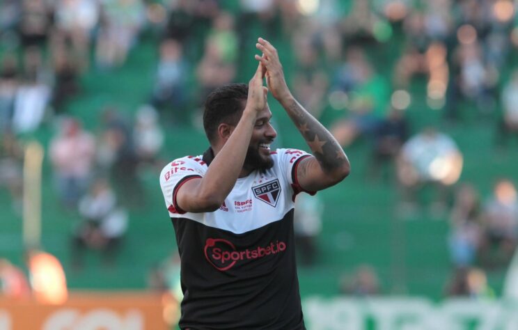 FECHADO - Reinaldo se despediu oficialmente do São Paulo. Inclusive, uma homenagem foi postada pelo clube paulista nas redes sociais. O lateral-esquerdo é alvo do Fluminense para 2023.