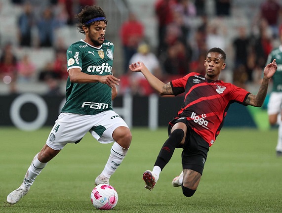 ATHLETICO-PR: Sobe - A defesa athleticana deu muito trabalho aos palmeirenses, principalmente na primeira etapa. O gol marcado por Matheus Felipe parece ter dado tranquilidade naquele momento. /// Desce - A mesma defesa que foi bem em um dos tempos, foi muito mal no outro. Um menino de 16 anos chamado Endrick acabou com o jogo em poucos minutos já que os defensores não estavam atentos e não conseguiram impedir a história na Arena da Baixada.