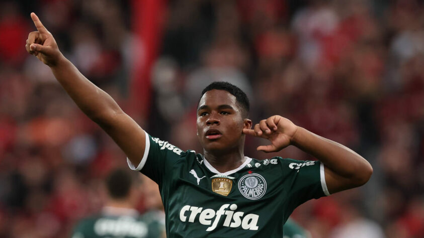 O meteoro Endrick segue em ascensão: o atacante de 16 anos marcou seu primeiro gol como profissional na vitória do Palmeiras por 3 a 1 sobre o Athletico Paranaense, na última terça-feira. Antes, na segunda-feira, o portal "Uol" noticiou que o PSG está interessado na revelação e pretende, em breve, oferecer 30 milhões de euros (cerca de R$ 156 milhões) ao Palmeiras. Confira aqui, nesta galeria, as multas das principais joias do futebol brasileiro!