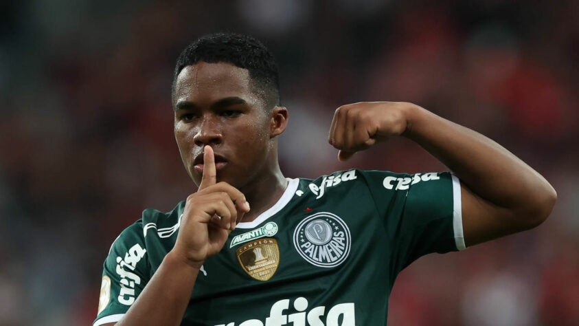 O Palmeiras liderava o Brasileiro e caminhava para o título. Na reta final, Endrick teve oportunidades no time profissional. Aos 16 anos, o jogador fez seus primeiros dois gols no time principal na vitória por 3 a 1 contra o Athletico-PR