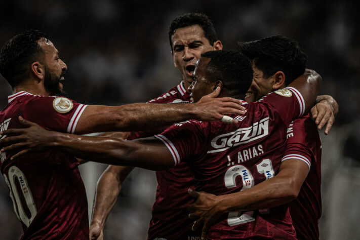 Com paciência, bons passes e eficiência, o Fluminense venceu o Corinthians por 2 a 0, na Neo Química Arena, e voltou ao G4 do Campeonato Brasileiro. Germán Cano marcou os dois gols do triunfo tricolor e foi o grande destaque do confronto. Veja as notas dos jogadores do Fluminense. 