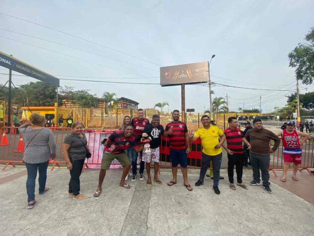 Torcedores do Flamengo já estavam conhecendo o estádio na véspera da decisão.