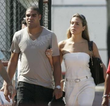 Adriano e Joana Machado - O casal era conhecido pelas brigas grandiosas. Entre esses acontecimentos, um episódio famoso seria o ataque de ciúmes que culminou no apedrejamento do veículo do Imperador e de outros jogadores do Flamengo. Como retaliação pelo ato, o jogador teria amarrado Joana em uma árvore.