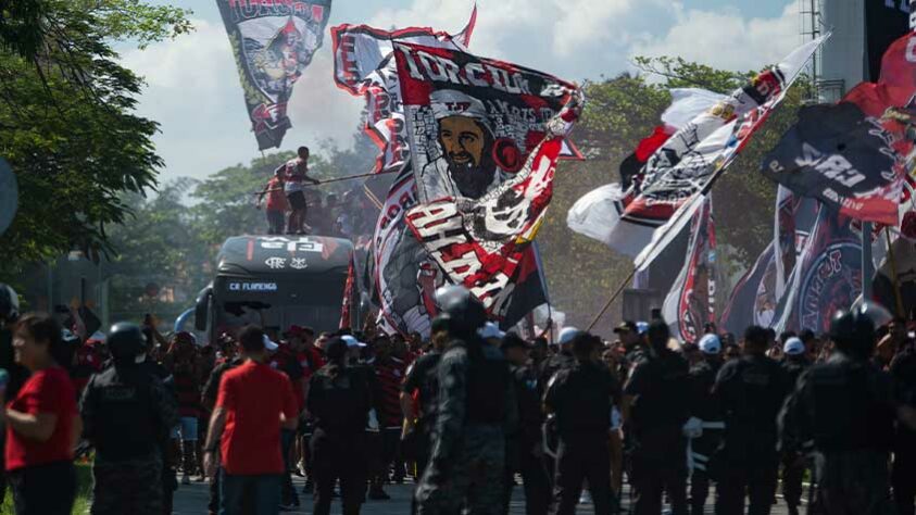 É o AeroFla! O Flamengo está a caminho de Guayaquil, no Equador, sede da final da Libertadores 2022. A decisão acontece no próximo sábado (29), e o Rubro-Negro enfrenta o Athletico-PR. Veja as fotos da festa da torcida flamenguista na chegada do ônibus da equipe ao aeroporto!