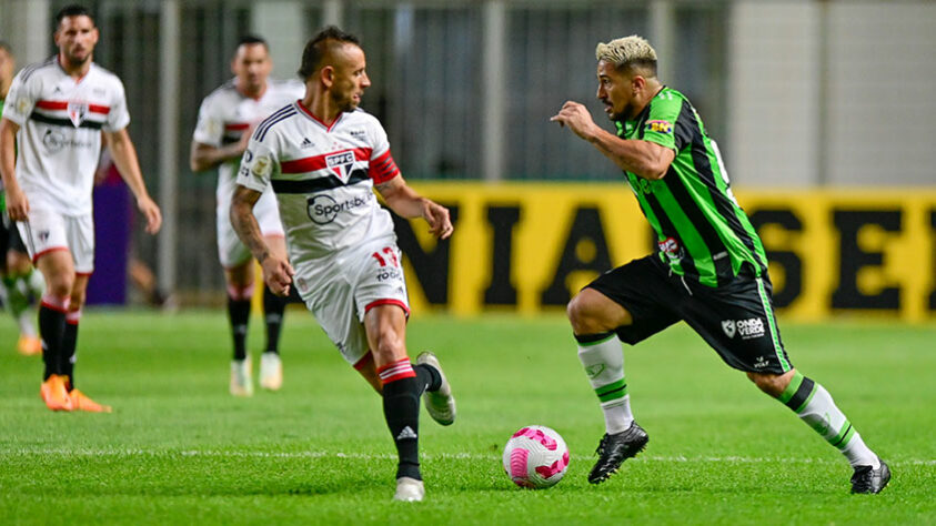 Com gol aos 45 do segundo tempo, São Paulo conseguiu se reerguer bem na tabela do Campeonato Brasileiro e aliviar um pouco a ressaca da triste derrota na final da Copa Sul-Americana. Neste domingo, o Tricolor derrotou o América-MG por 2 a 1, com gols de Calleri e Alisson. Mesmo que a lei do ex tenha agido ainda nos primeiros momentos, com o gol de Aloísio, a equipe de Ceni conseguiu sair com os três pontos e se aproximar mais ainda da tão sonhada vaga na Copa Libertadores. Veja as atuações dos jogadores. (Por Izabella Giannola)