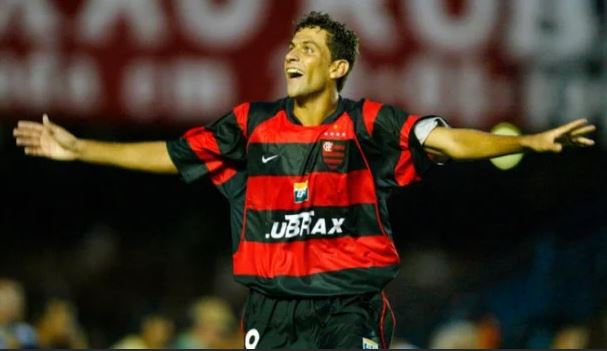 Jean - Campeonato Carioca 2004 - Em 2004, o Flamengo perdia a final do Carioca para o Vasco por 1 a 0, quando Jean marcou um hat-trick e garantiu o título estadual daquele ano para o clube da Gávea.