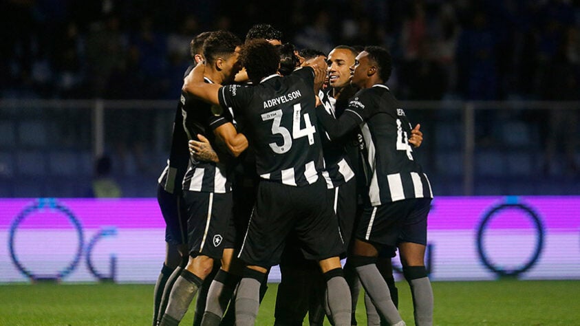 Avaí e Botafogo se enfrentaram na noite desta quinta-feira na Ressacada pelo Campeonato Brasileiro. De virada, os alvinegros venceram os catarinenses por 2 x 1 com gols de Víctor Cuesta e Tiquinho Soares.