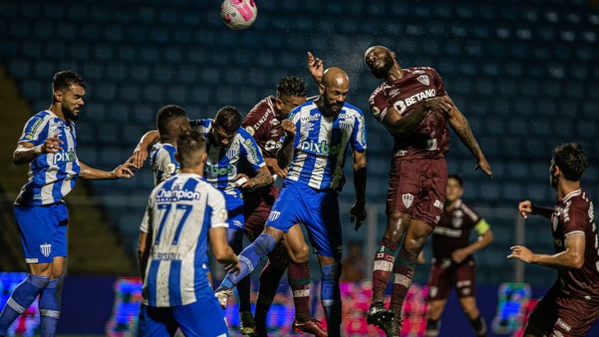 AVAÍ- Sobe: BOM INÍCIO - A equipe catarinense teve bons 10 minutos, com três chances perigosas e assustou o gol de Fábio. | Desce: SEM REAÇÃO - Depois que sofreu o primeiro gol, o Avaí pouco conseguiu criar ao longo do jogo e não demostrou ímpeto para tirar a diferença do placar. 