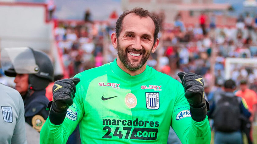 Barcos foi fundamental na vitória do Alianza Lima por 1 a 0 contra o Ayacucho, nesta quarta-feira (25), pelo Campeonato Peruano. O atacante ex-Palmeiras marcou o gol do jogo, e após expulsão do goleiro Campos, defendeu a meta nos minutos finais. Relembre jogadores de linha que já tiveram que vestir as luvas de goleiro!