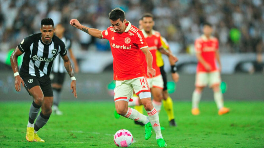 INTERNACIONAL - Sobe: Pedro Henrique e Alemão deram trabalho para a defesa do Botafogo em diversos momentos da partida. No fim, Braian Romero castigou - Desce: a postura defensiva demais da equipe de Mano Menezes, que abdicou da bola e do ataque em boa parte do jogo. 