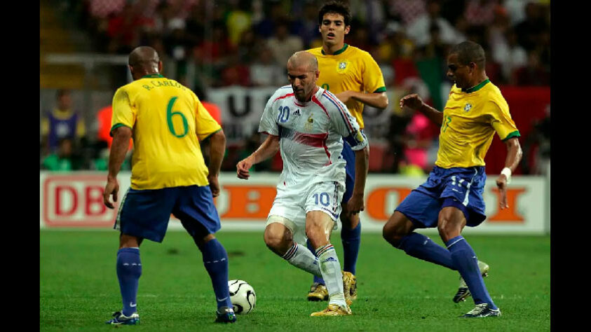 Favorito em 2006, o Brasil venceu todas partidas na fase de grupos. A Seleção venceu Gana nas oitavas, porém, com um gol de Thierry Henry nas quartas, a França mandou os brasileiros para casa mais cedo.