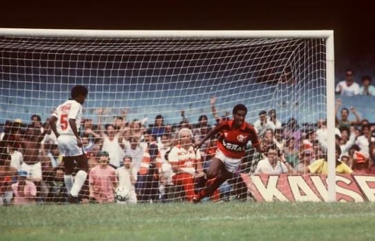 Bujica - Clássico dos Milhões em 1989 -Em 1989, Bebeto deixou o Flamengo e se transferiu para o Vasco. No reencontro do atacante com a torcida rubro-negra, foi Bujica que se destacou e marcou dois gols na vitória do time da Gávea.