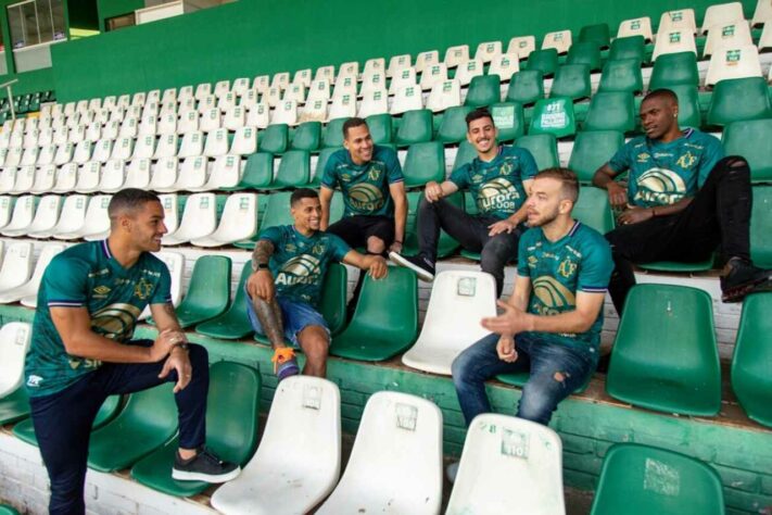 Terceira camisa da Chapecoense / Fornecedora de material esportivo: Umbro