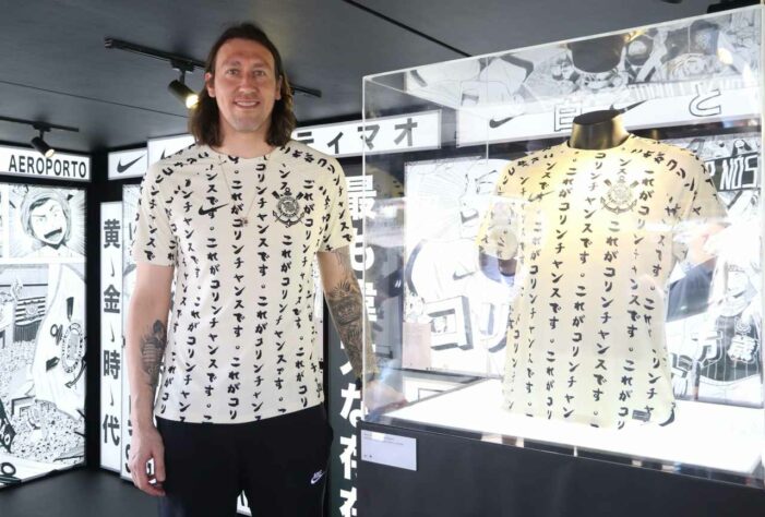 Cássio posando com a nova camisa do Corinthians.