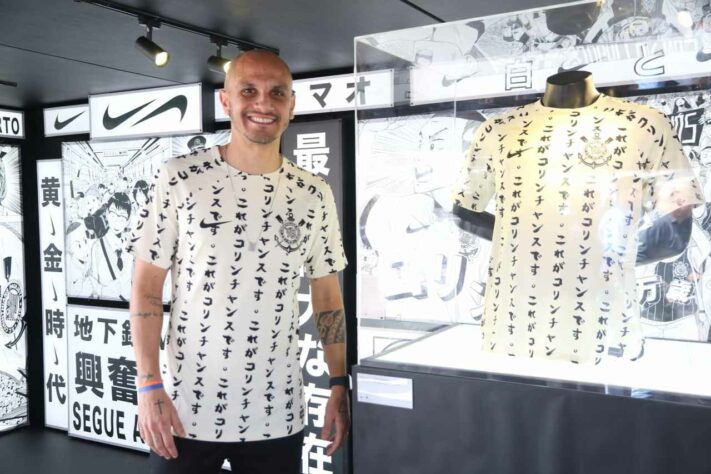 Fábio Santos posando com a nova camisa do Corinthians.