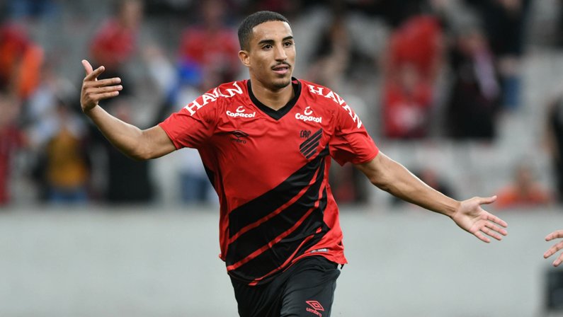 FECHADO - Muito próximo de ser anunciado como novo reforço do Bahia, o volante Christian se despediu do Athletico Paranaense nas redes sociais. O jogador publicou uma mensagem para a torcida do Furacão, agradecendo os bons momentos passados na Arena da Baixada. A negociação foi selada por 3 milhões de dólares, cerca de R$ 16 milhões na cotação atual.