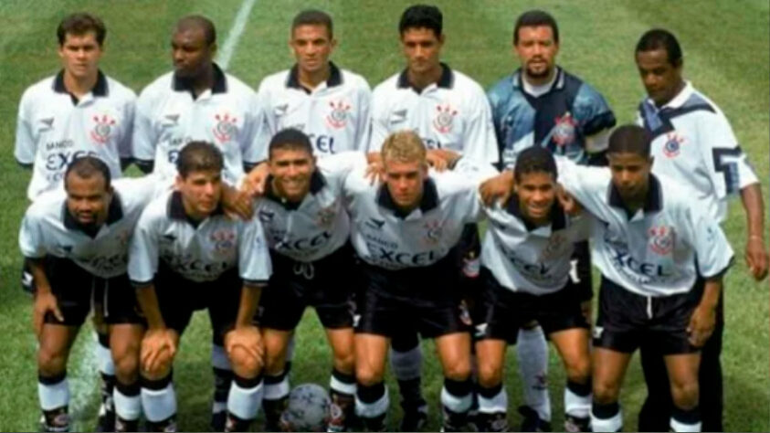 Contando com Romário e Sávio no ataque, o rubro-negro construiu uma boa vantagem de 3x0 no jogo de ida, realizado no Maracanã. No jogo de volta, o Corinthians bem que tentou, mas bateu na trave: a vitória por 2x0 não foi o suficiente para conquistar a classificação à seminal do regional.