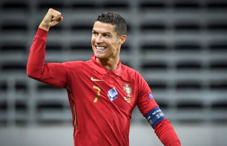1º) Cristiano Ronaldo - atacante - seleção portuguesa - 37 anos de idade - Quantidade de seguidores no Instagram: 496 milhões