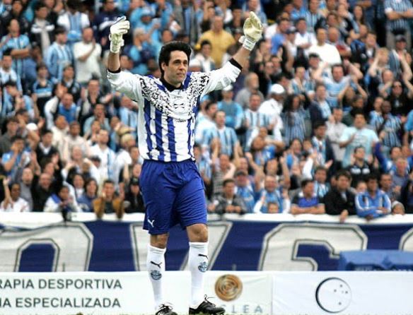 Um dos jogadores mais emblemáticos do fortíssimo time do Grêmio dos anos 90, o goleiro conquistou suas três taças pelo tricolor gaúcho (1994, 1997 e 2001).